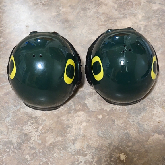Out of the Woods Oregon Ducks Collegiate Football Salt & Pepper Shakers - Picture 4 of 4